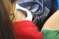 妹子穿红白配的衣服就是好看 我一直看舍不得下车