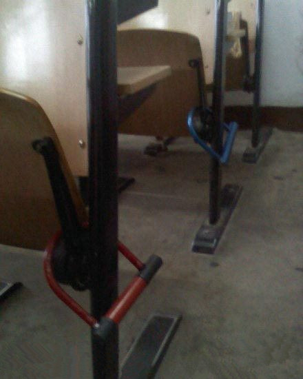 教室抢位置 突然觉得咱们以前的都弱爆了!.jpg