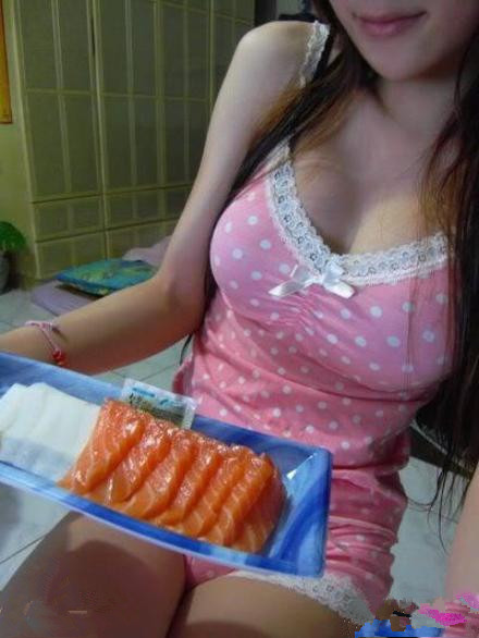 中秋节女友为我做的三文鱼 可是我缺吃不下.jpg