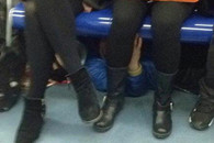 北京地铁猥琐男躺在地铁下面摸妹子么的腿，真变态!