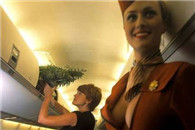 美女行李舱装不下了 别在装了！