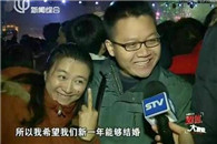 妹子你这样炫耀戒指的方式真的没问题吗 记者要发飙哦!