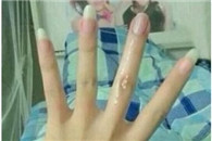 内涵图：妹子的手指抹了什么油啊 这么湿滑!