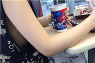 邪恶亮点图：妹子你暴露了 目测是无带的那种 俗称胸贴。