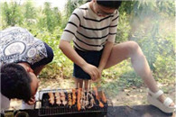 邪恶内涵图：野外烧烤 哥们儿 你真的是在吹火吗?