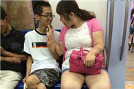 屌丝女神：网友地铁上拍到的一幕 那画面太美 我不敢看