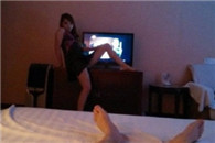 滚开! 别挡着老子看电视 再不滚开打死你!