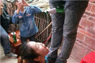 闹洞房的时候吃香蕉我懂 但是这个意欲何为啊?