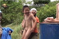 邪恶动态图：小伙子冷静点 不然我把你丢进水里!