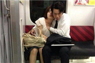 内涵图片：腿太长了捡个球都这么吃力 妹子我来帮你吧!