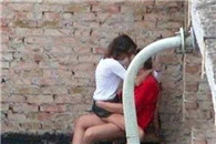 各种野战门图片集锦 地下的草没把你们刺疼吗!