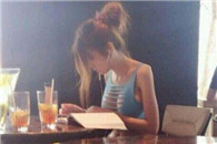 福利图!这妹子真爱学习啊 衣服破成那样了 来哥给你买新衣