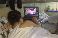 亮瞎了 哥们儿你都趟医院了 就不能消停会儿吗?