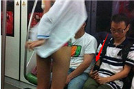 内涵图片：哥们儿 美女在你面前换衣服你还能淡定玩手机 佩服佩服!