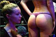 邪恶动态图：你觉得妹子做俯卧撑是轻松呢还是累呢 压疼了没有?