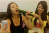 妹子腰脱就快脱吧 那三个哥们口水都快流干了