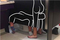 前几天发那张厕所偷拍图 有人出来分析了 脑洞大开啊