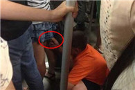 警惕那些蹲在车上的人 说什么站着累都是借口