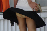 内涵图片：美女你的紧身裤这么紧 勒着不难受吗!