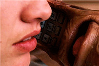 gif邪恶动态图：适合异地恋的一款电话 我看一眼就不行了