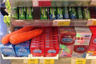 邪恶图片：难道买套套还送两个玩具 卖家真贴心!