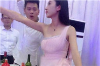 这样的伴娘还想在闺蜜的婚礼上找个男朋友?