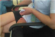 美女的眼镜真有样式 还有土豪金iPhone6 真羡慕