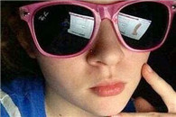 邪恶亮点图：猜猜看妹子在干什么?