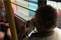 摄影爱好者：看得出来大爷蛮喜欢玩摄影的嘛!