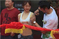 搞笑内涵图：嘿哥们儿你剪哪里 不会就让我来!