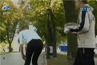 邪恶动态图：骚年 快护着妹子的节操啊!