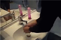 邪恶动态图：这么邪恶的洗手皂有没有女孩子在用?