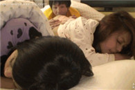 邪恶动态图：别把姐姐吵醒了哦!