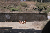 无人机的正确用法：拍摄别人打野战 现场直播哦!