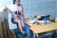 邪恶内涵图：妹子 脚下留情 这招太损了!