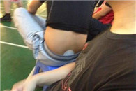 不小心发现了同学的秘密 是得了痔疮还是蛋蛋潮湿?