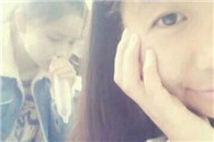 内涵图片：亮瞎眼了 被后面吹气球的妹子抢镜了!