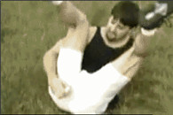 邪恶动态图：美女也会扣鼻屎 妹子注意点形象啊!