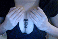 动态图：你到底是男是女 恐怕得把裤子脱了才能知晓