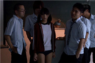 邪恶动态图：妹子有那么热吗 一个人独占一把风扇!