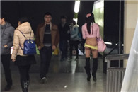 地铁冒死偷拍超短裙妹子 大家看看是上次那个穿黑色短裤的妹子吗?