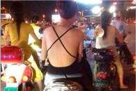 内涵图片：惊呆了这两妹子的衣服真省布料!