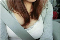 安全带美女健身后身材有点不合比例了