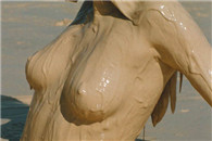 被泥巨人射了一身 冲洗一下还能用!