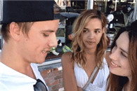 邪恶动态图：单纯的孩子和狡猾的孩子亲吻女孩的区别