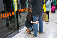 邪恶内涵图：公共场所你们在干什么?