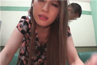 动态图：妹子你这手势是什么意思 我看不懂