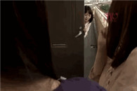 搞笑动态图：开车盯着美女看的 十有九个是同样的下场