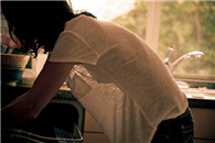 亮点图：姑娘这件衣服真是薄如蝉翼啊 好看稀饭。