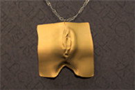 好大一块黄金吊坠 真是奢侈啊 这做工造型真是美极了